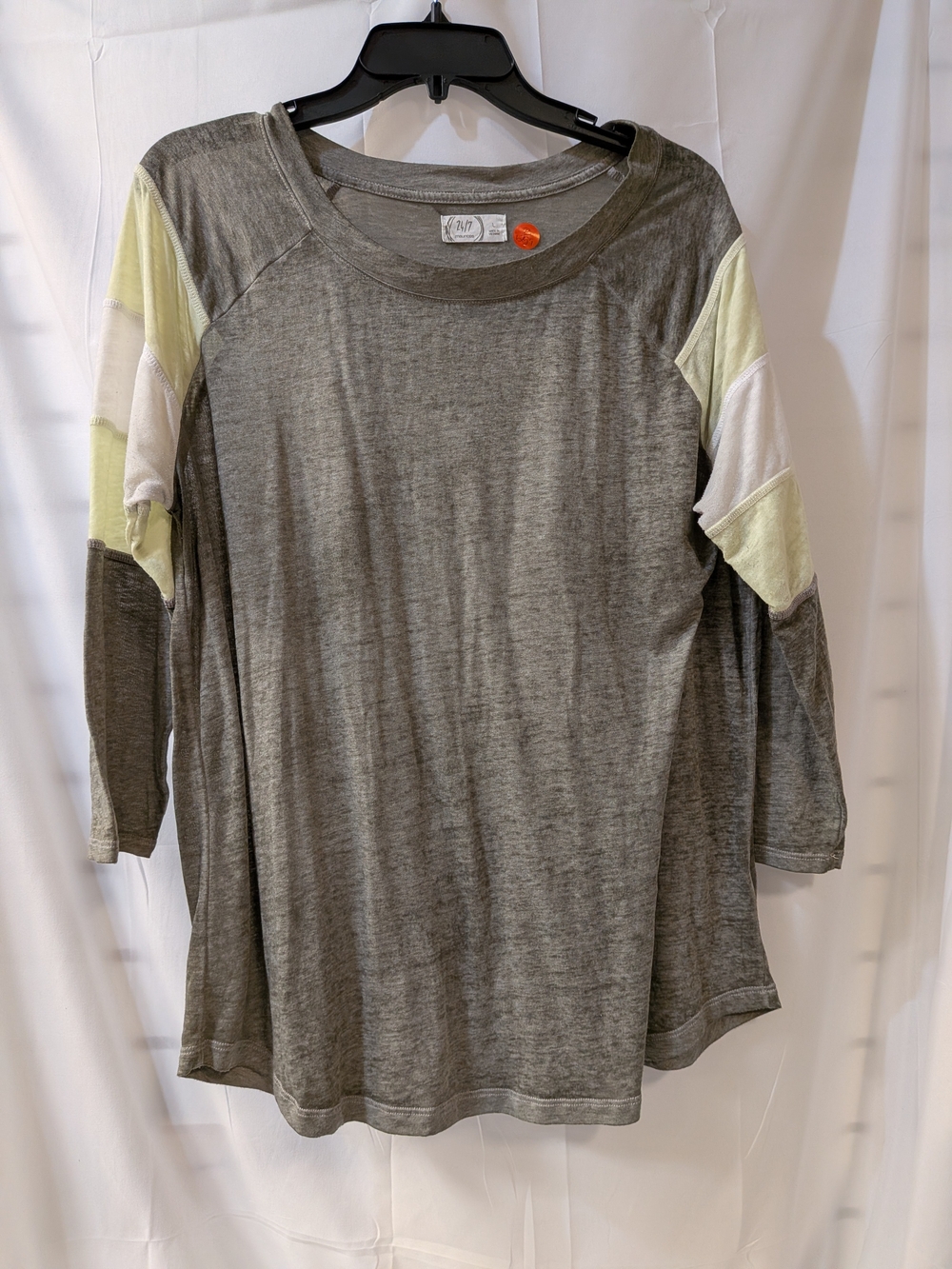 Lightweight Heathered Gray Women’s Top with Contrasting Sleeve Panels